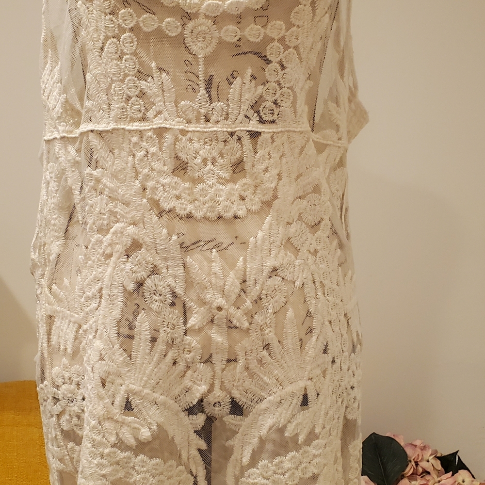 Elegant Beige  Lace Dress / Swimware Coverup.Size M. - Picture 5 of 10